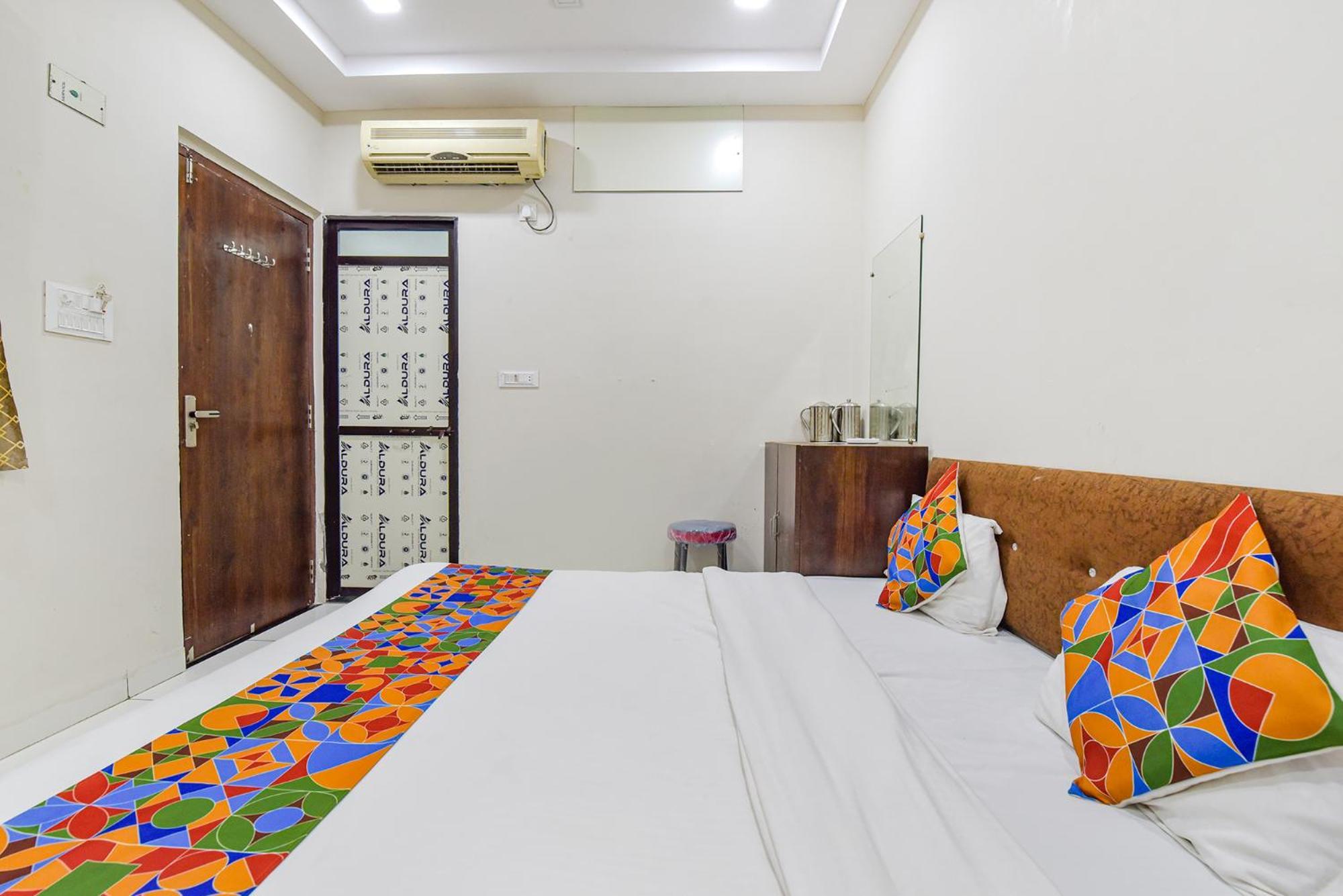 Fabexpress Devani Palace Ujjain Exteriör bild