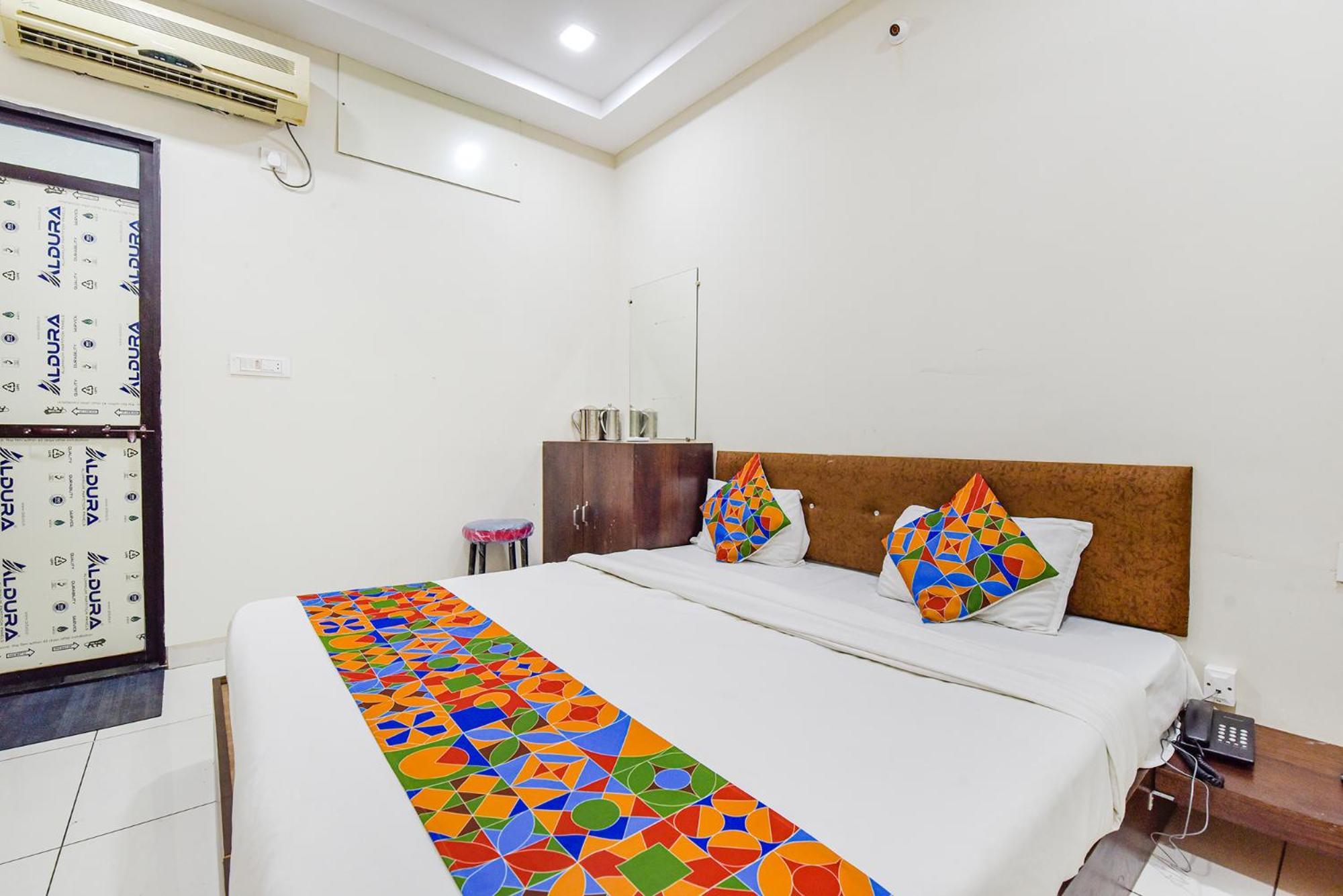 Fabexpress Devani Palace Ujjain Exteriör bild