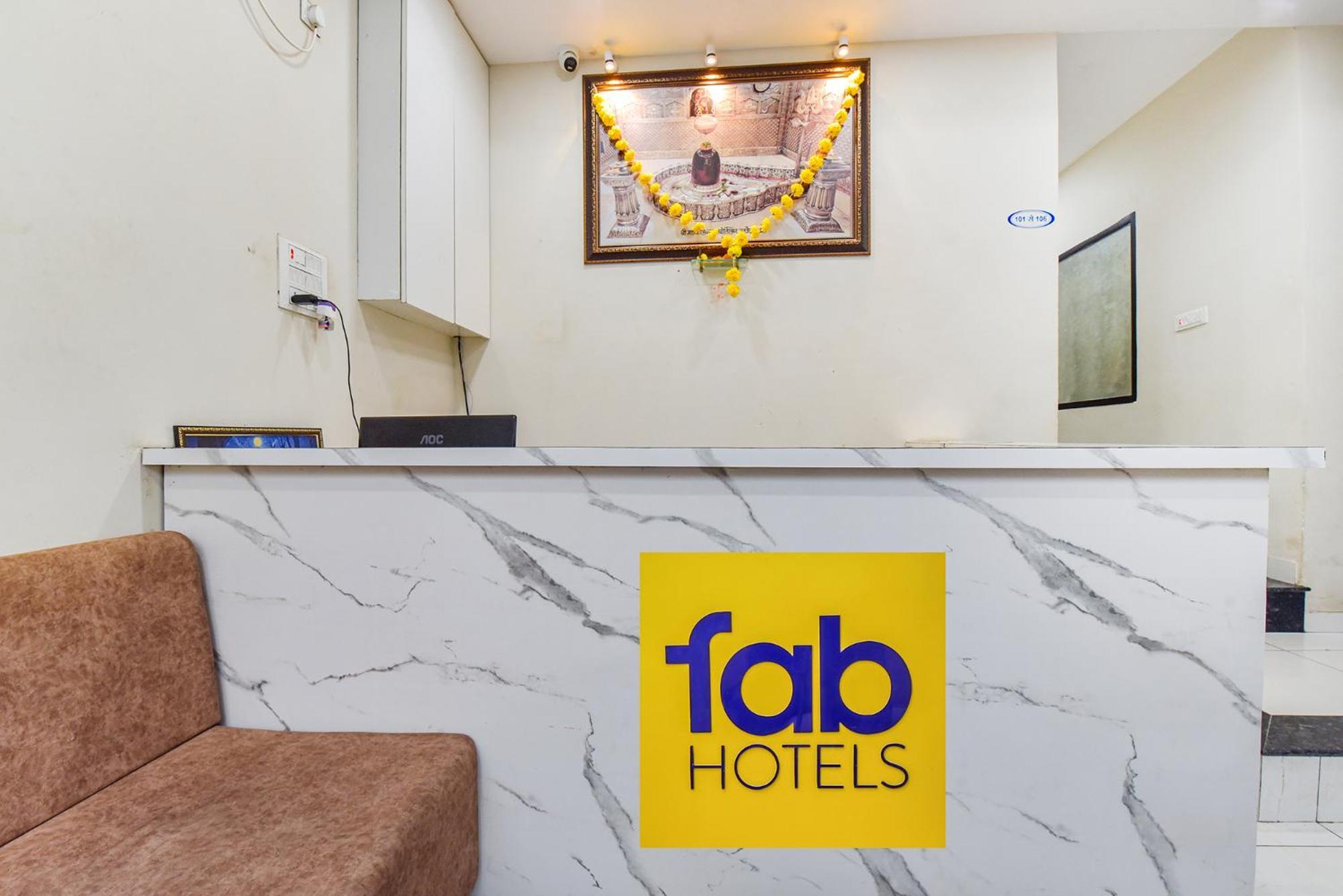 Fabexpress Devani Palace Ujjain Exteriör bild