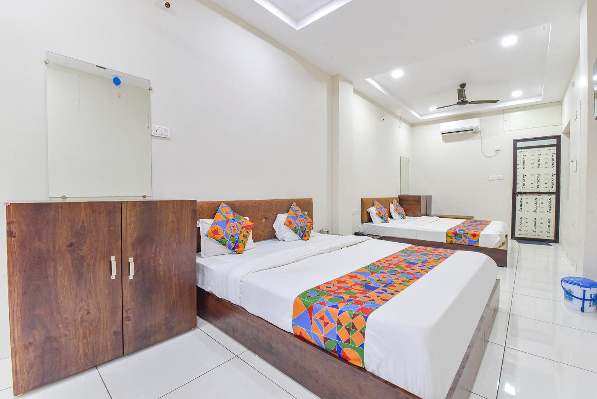 Fabexpress Devani Palace Ujjain Exteriör bild