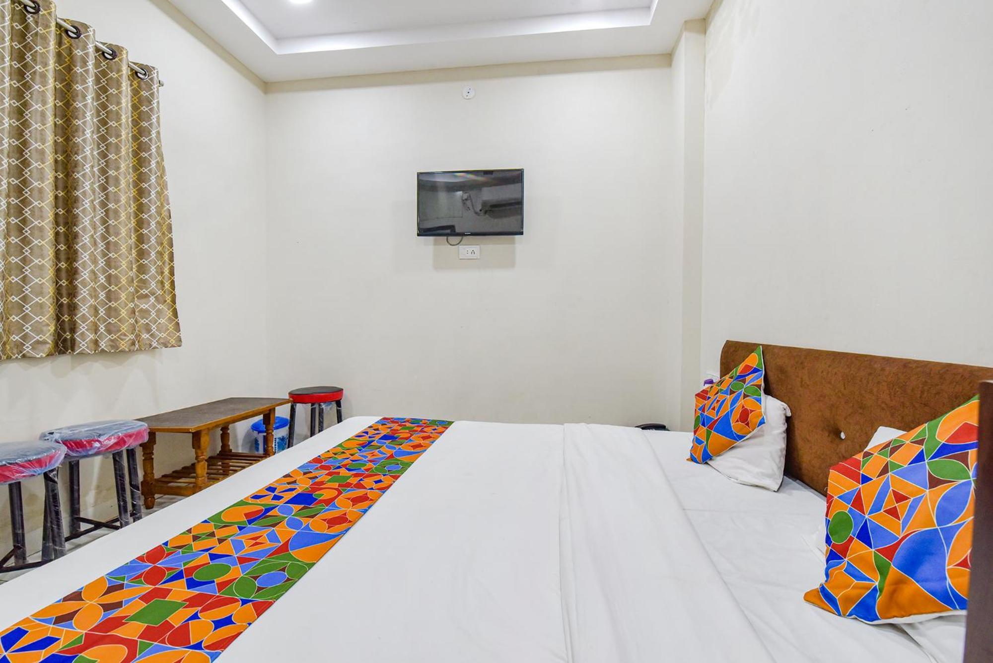 Fabexpress Devani Palace Ujjain Exteriör bild