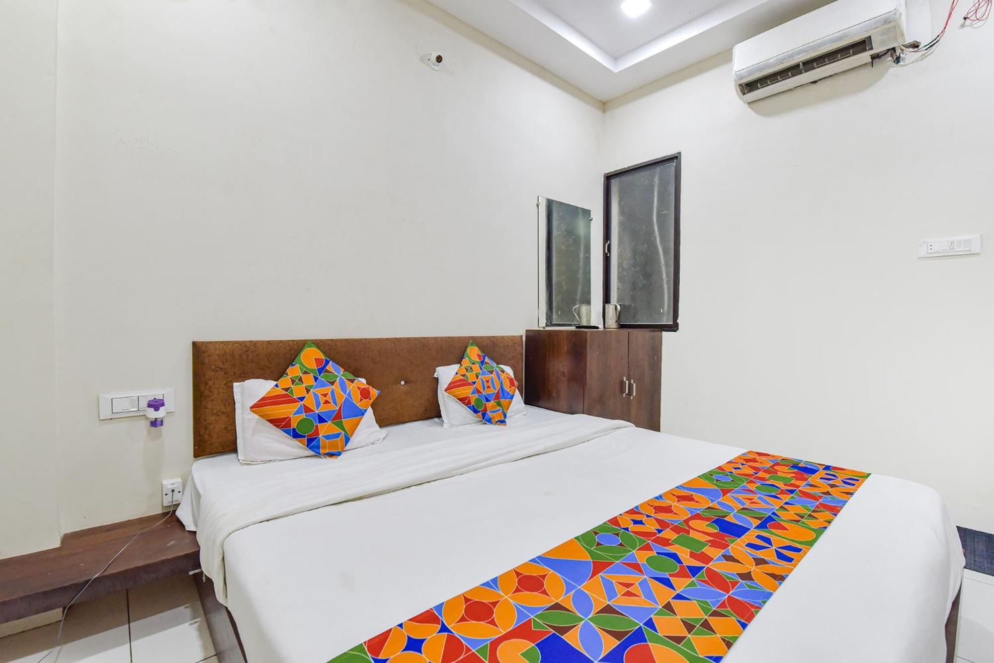 Fabexpress Devani Palace Ujjain Exteriör bild