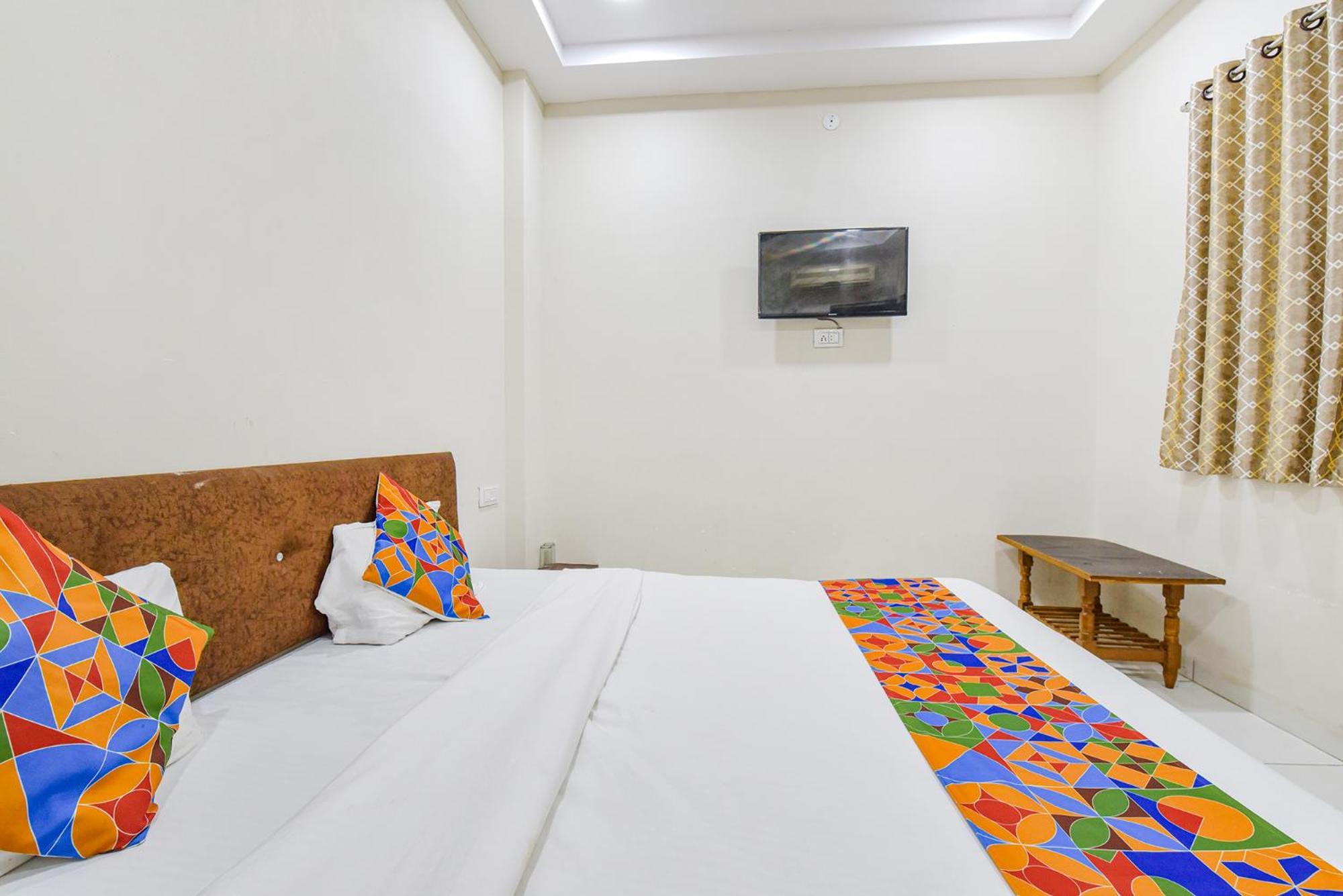 Fabexpress Devani Palace Ujjain Exteriör bild